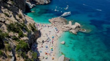 Cala Biriola ve Cala Goloritze, Baunei, Sardinya, İtalya yakınlarındaki Cala Mariolu plajı ve mavi gökyüzü.