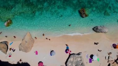 Cala Biriola ve Cala Goloritze, Baunei, Sardinya, İtalya Avrupa yakınlarındaki Cala Mariolu plajı ve mavi gökyüzü