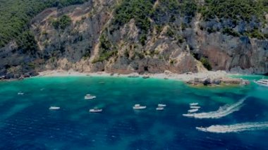Cala Biriola ve Cala Goloritze, Baunei, Sardinya, İtalya Avrupa yakınlarındaki Cala Mariolu plajı ve mavi gökyüzü