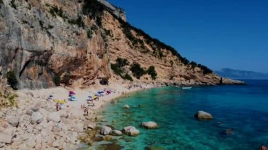 Cala Biriola ve Cala Goloritze, Baunei, Sardinya, İtalya yakınlarındaki Cala Mariolu plajında