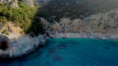 Cala Mariolu plajı, Cala Biriola ve Cala Goloritze yakınları, Baunei, Sardinya, İtalya