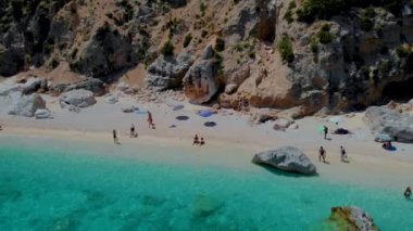 Cala Biriola ve Cala Goloritze, Baunei, Sardinya, İtalya yakınlarındaki Cala Mariolu plajı ve mavi gökyüzü.