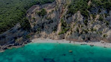 Cala Biriola ve Cala Goloritze, Baunei, Sardinya, İtalya yakınlarındaki Cala Mariolu plajı ve mavi gökyüzü.