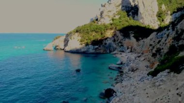 Yaz boyunca Cala Goloritze plajı, Baunei, Sardinya, İtalya Golfo Di Orosei Cala Gonone, İtalya 'da tatilde olan birkaç erkek ve kadın.
