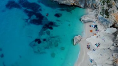 Yaz boyunca Cala Goloritze Sahili, Baunei, Sardinya, İtalya Golfo Di Orosei Cala Gonone 'dan insansız hava aracı görüntüsü