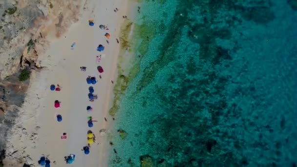 Люди Піщаному Пляжі Синьому Небі Під Назвою Cala Mariolu Beach — стокове відео