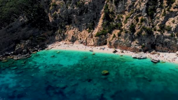 Люди Піщаному Пляжі Синьому Небі Під Назвою Cala Mariolu Beach — стокове відео