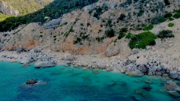 이탈리아 사르데냐 나이아 비리올라 근처의 과푸른 해변에서 일광욕하는 사람들 여름휴가를 — 비디오