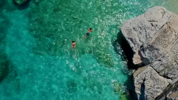 이탈리아 사르데냐 해변에 사르데냐 이탈리아 디오로세 스노클링을 바다에서 — 비디오