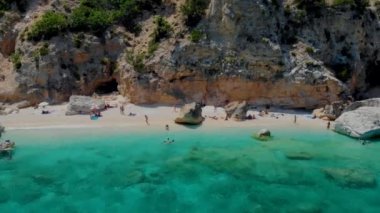 Cala Biriola ve Cala Goloritze, Baunei, Sardinya, İtalya yakınlarındaki Cala Mariolu plajı ve mavi gökyüzü.