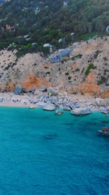Cala Biriola ve Cala Goloritze, Baunei, Sardinya, İtalya yakınlarındaki Cala Mariolu plajı ve mavi gökyüzü.