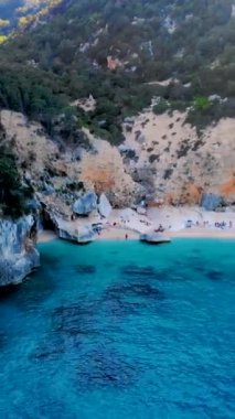 Cala Biriola ve Cala Goloritze, Baunei, Sardinya, İtalya yakınlarındaki Cala Mariolu plajı ve mavi gökyüzü.