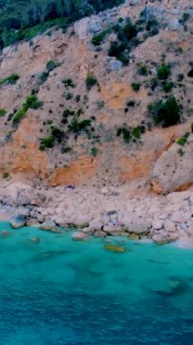 Cala Biriola ve Cala Goloritze, Baunei, Sardinya, İtalya yakınlarındaki Cala Mariolu plajı ve mavi gökyüzü.