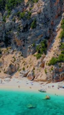 Cala Biriola ve Cala Goloritze, Baunei, Sardinya, İtalya Avrupa yakınlarındaki Cala Mariolu plajı ve mavi gökyüzü