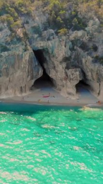 Cala Luna Plajı Sardinia, Cala Luna Sardinia sahilinde yaz günü İtalya 'da Golfo Di Orosei Cala Gonone, Sardunya, İtalya' da, plajda birkaç erkek ve kadın