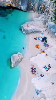 Yaz boyunca Cala Goloritze plajı, Baunei, Sardinya, İtalya Golfo Di Orosei Cala Gonone, çakıl taşı plajının yukarısından insansız hava aracı manzarası 