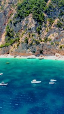 Yaz tatili boyunca Cala Biriola ve Cala Goloritze, Baunei, Sardinya, İtalya yakınlarındaki Cala Mariolu plajı ve mavi gökyüzü