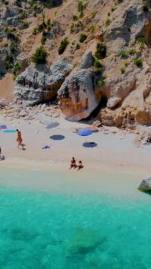 Cala Biriola ve Cala Goloritze, Baunei, Sardinya, İtalya Avrupa yakınlarındaki Cala Mariolu plajı ve mavi gökyüzü