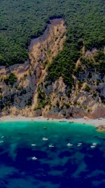 Yaz tatili boyunca Cala Biriola ve Cala Goloritze, Baunei, Sardinya, İtalya yakınlarındaki Cala Mariolu plajı ve mavi gökyüzü