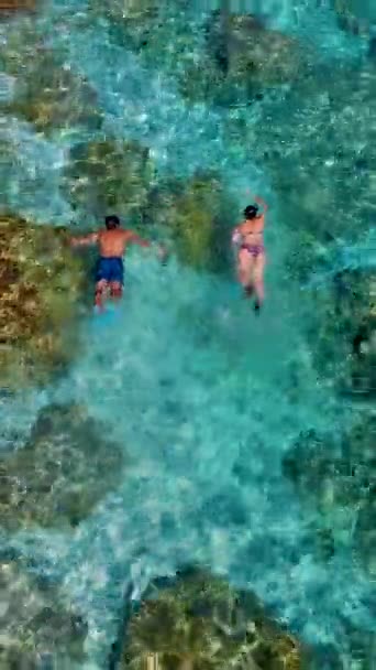 Uomini Donne Spiaggia Sardegna Italia Coppia Uomini Donne Che Giocano — Video Stock