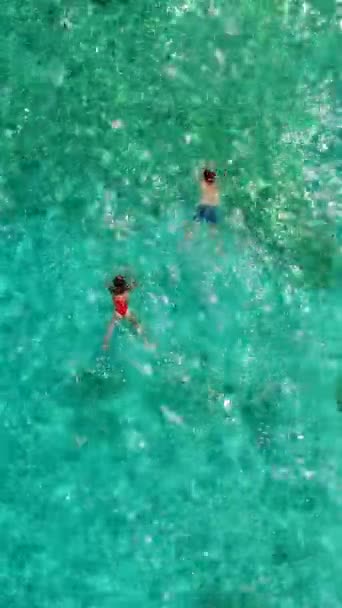 Férfi Strandon Szardínia Olaszország Pár Férfi Játszik Óceánban Kristálytiszta Kék — Stock videók