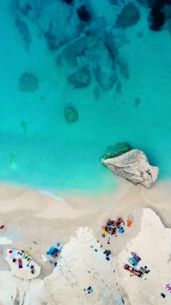 Cala Goloritzeビーチ Baunei Sardinia イタリアGolfo Orosei Cala Gonone夏の間 ペブルビーチで上からのドローンビュー — ストック動画