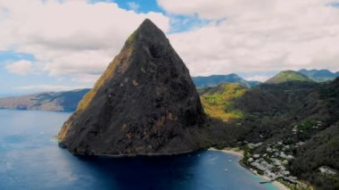 Gün batımında Saint Lucia ya da St. Lucia Karayipleri 'nin devasa Pitonları' na bakın.