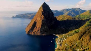 Gün batımında Saint Lucia ya da St. Lucia Karayipleri 'nin devasa Pitonları' na bakın.