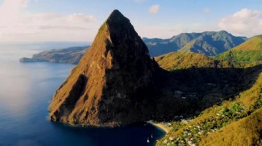 Gün batımında Saint Lucia ya da St. Lucia Karayipleri 'nin Pitons dağları