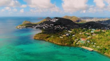 Saint Lucia Castries yukarıdan lüks otellerle, St. Lucia tropikal adası gün batımında mavi turkuaz renkli okyanusla