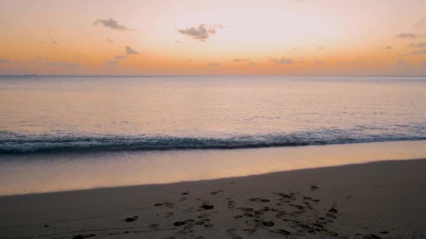 サンルシアのビーチ豪華なホテル 日没時に青いタークハウス色の海とセントルシアの熱帯島で上からキャストリー — ストック動画