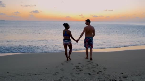 在圣卢西亚热带岛屿的海滩上 一对男女在日落时分在海滩上散步 — 图库视频影像