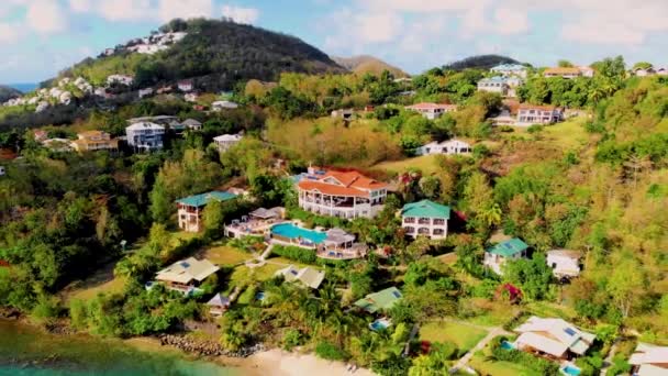 セントルシアの城上から豪華なホテル 青いタークハウス色の海とセントルシアの熱帯島 — ストック動画