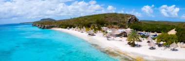 Cas Abao Beach Playa Cas Abao Karayip adası Curacao, Playa Cas Abao Curacao, Karayipler 'de tropik beyaz plaj mavi turkuaz renkli okyanus.. 