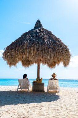 Curacao, Cas Abao Beach Playa Cas Abao Karayip Adası 'nda tatilde olan birkaç erkek ve kadın. 