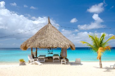 Masaj ahşap kulübesi Cas Abao Playa Cas Abao Karayip adası Curacao, Playa Cas Abao Curacao, Karayip tropik beyaz plajı mavi turkuvaz renkli okyanus evi. 