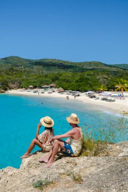 Grote Knip Beach Curacao Adası, Karayipler 'deki Curacao Karayipleri adasında tropik bir plaj. Curacao 'da tatilde olan bir çift adam ve bir kadın. 