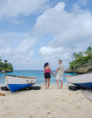 Playa Lagun Beach Curacao, Lagun Beach Curacao 'da mayo ve bikinili bir çift adam ve kadın Karayiplerde küçük bir ada. 