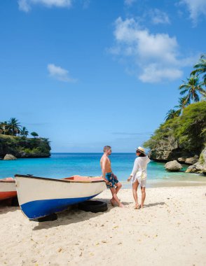 Playa Lagun Beach Curacao, Lagun Beach Curacao 'da mayo ve bikinili bir çift adam ve kadın Karayiplerde küçük bir ada. 