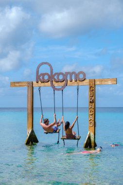 Curacao Karayip Adası 'nda, Karayip adası Curacao' da Kokomo Sahili 'nde salıncakta sallanan bir çift. 