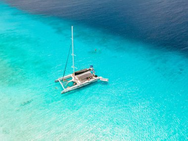 Klein Curacao Adası 'nda, Karayip adası Curacao Karayipleri' ndeki tropik plajlı Katamaran yelkenli teknesi. 