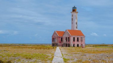 Küçük adanın deniz fenerine Klein Curacao ya da Küçük Curacao denir.. 