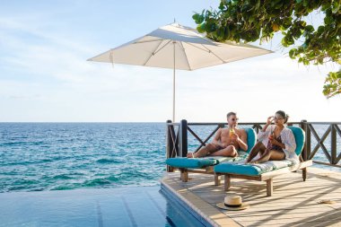 Curacao, orta yaşlı çift tatil boyunca yüzme havuzunda dinleniyor, erkek ve kız Curacao 'da tatil sırasında tropikal bir adada lüks bir tatil yapıyor.