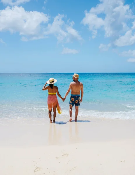 グロート クヌップ ビーチキュラソー島は カリブ海の熱帯のビーチです キュラソーで休暇中の男性と女性のカップルビーチを歩く — ストック写真