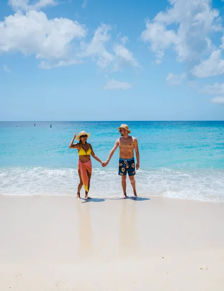 グロート クヌップ ビーチキュラソー島は カリブ海の熱帯のビーチです キュラソーで休暇中の男女2人 — ストック写真