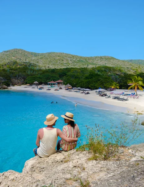 グロート クヌップ ビーチキュラソー島は カリブ海の熱帯のビーチです キュラソーで休暇中の男性と女性のカップルビーチを歩く — ストック写真