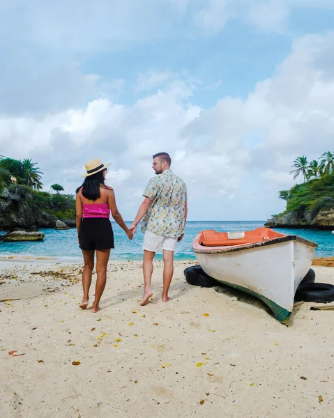 プレヤラグン ビーチに男性と女性のカップルクリフ キュラソー ラグン ビーチ キュラソーカリブ海の小さな島 — ストック写真