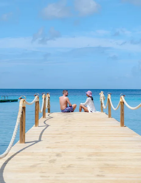 Casal Homens Mulheres Cais Madeira Oceano Curaçao Ilha Caribe Kokomo — Fotografia de Stock