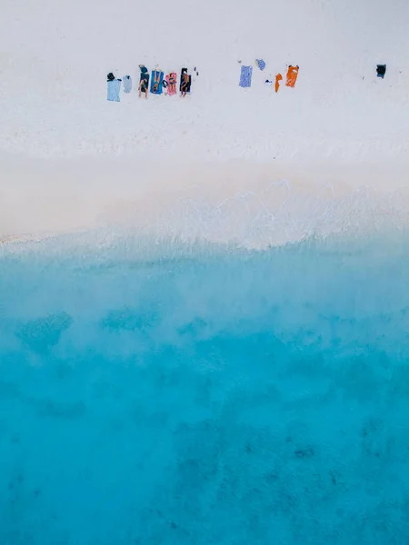 カラカオ カリブ海の熱帯ビーチを持つクライン キュラソー島 ターコイズブルーの海と日光浴をするビーチでの無人航空機の景色 — ストック写真