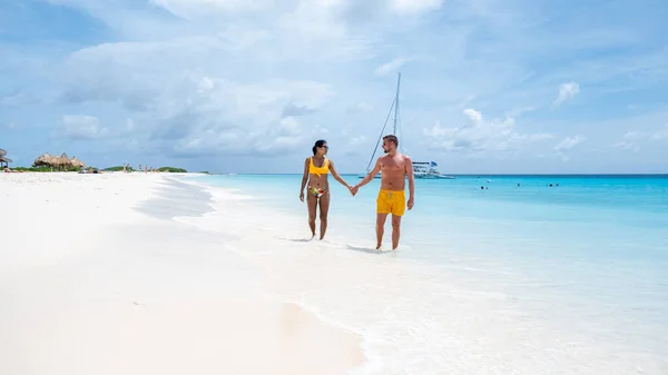 カリブ海の熱帯ビーチを持つクラインキュラソー島 休暇中の小さなキュラソー島へのボート旅行中の男性と女性のカップル — ストック写真